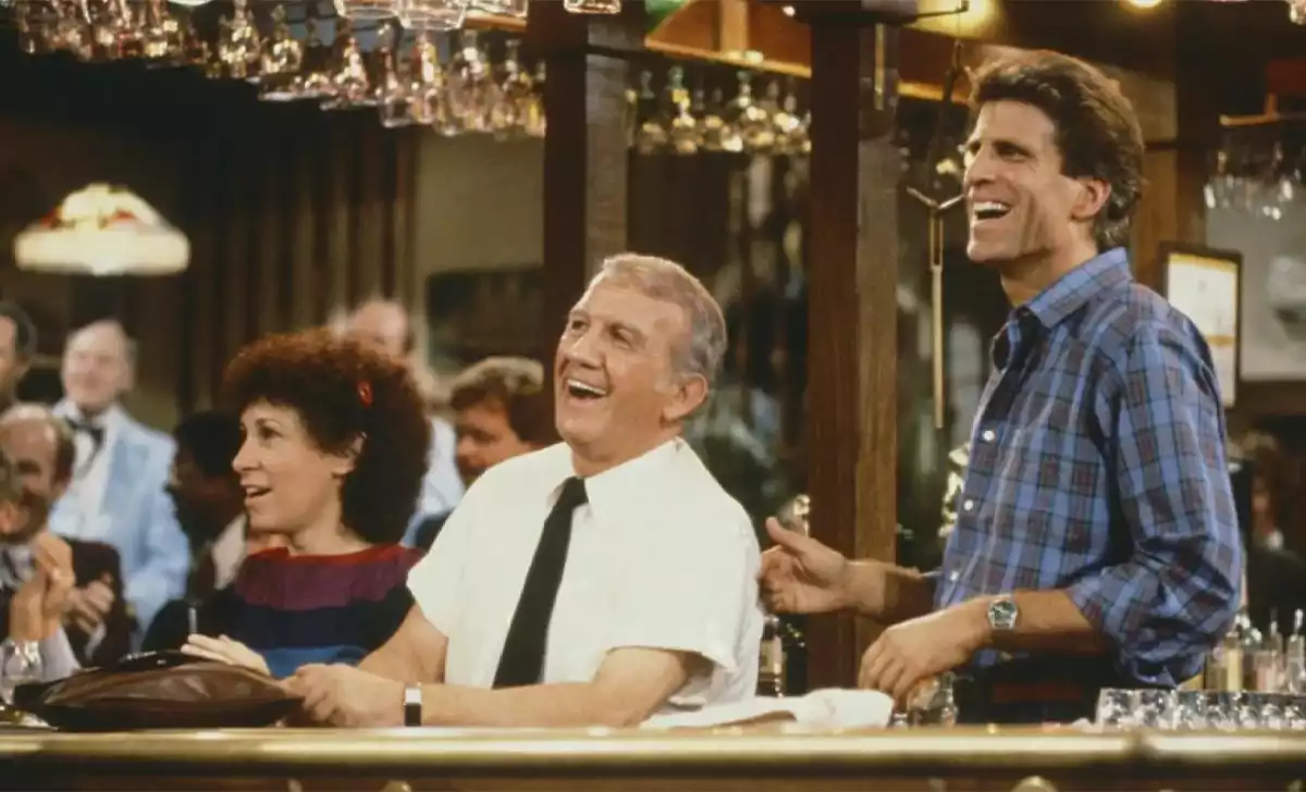 El reparto de Cheers. Créditos: Paramount