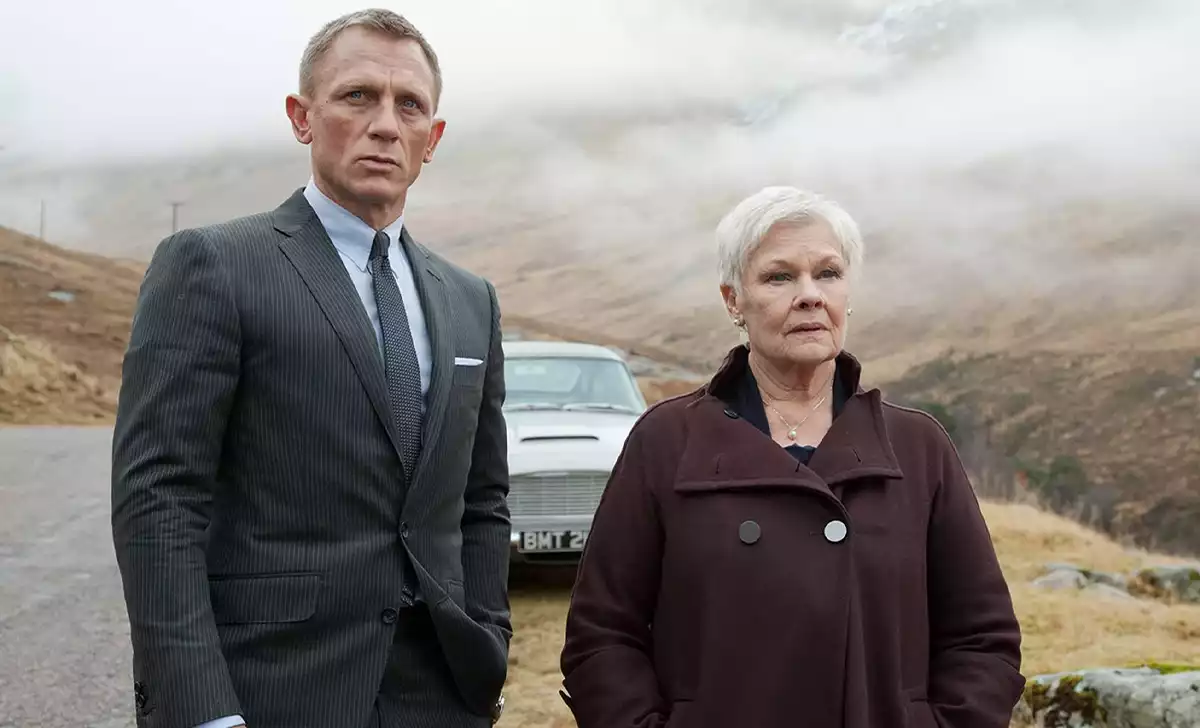 Daniel Craig como James Bond y Judy Dench como M. Créditos: Eon Productions