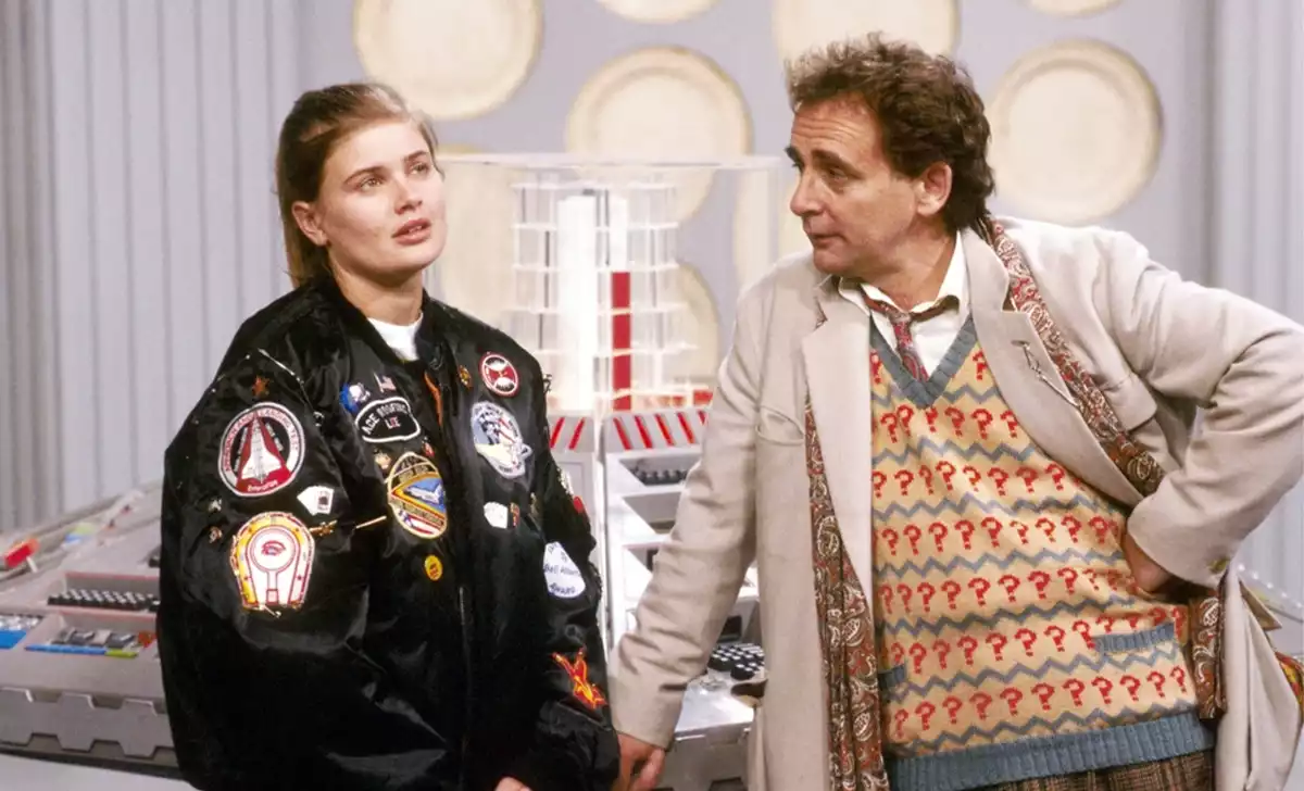 Sophie Aldred como Ace con su Doctor en Doctor Who. Créditos: BBC