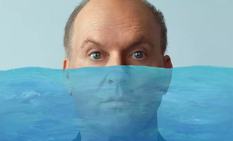 Michael Keaton en Con el agua al cuello. Créditos: DeAPlaneta