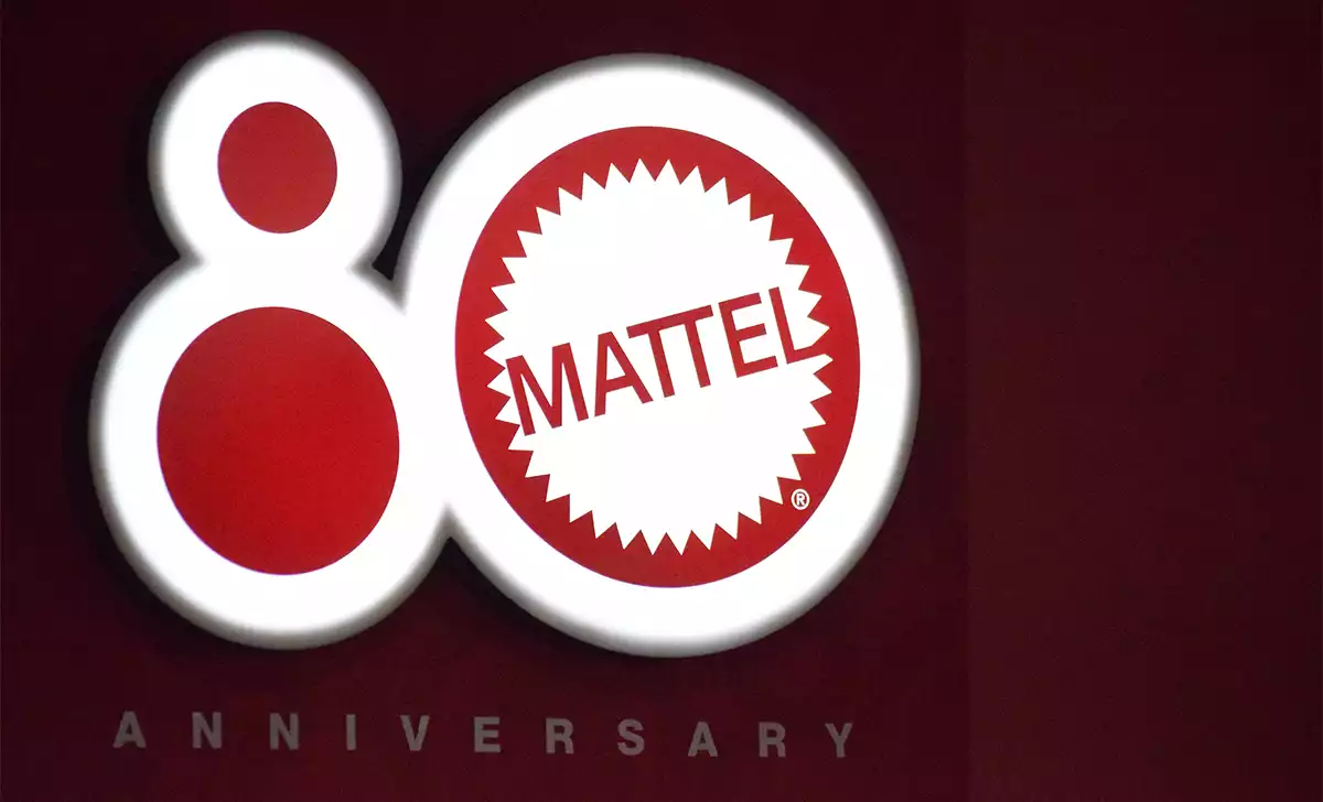Logo de los 80 años de Mattel. Barbie en la Spielwarenmesse. Créditos: docpastor.com - Amamos la Cultura Pop