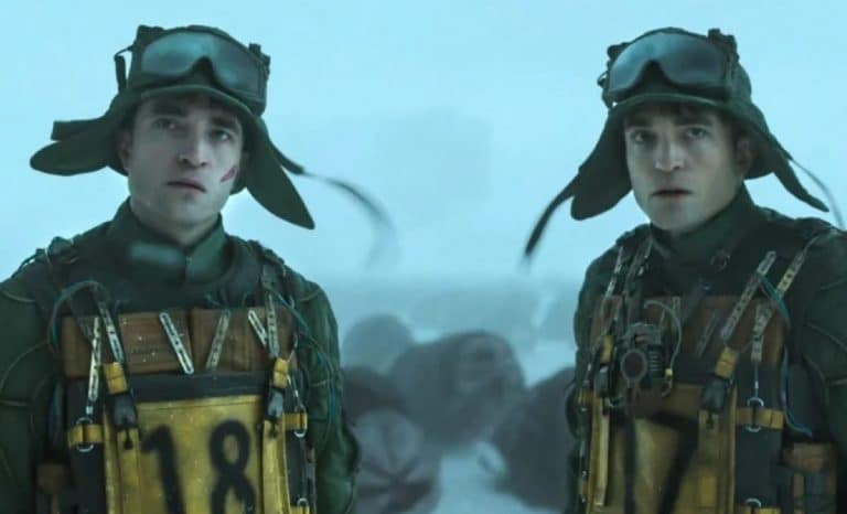Robert Pattinson por partida doble en Mickey 17. Créditos: Warner Bros. Pictures