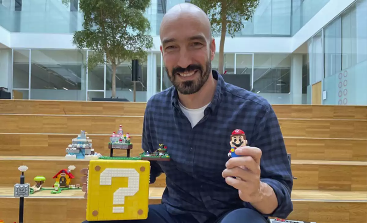Pablo GonzáleZ con set de LEGO de Mario. Créditos: Pablo González