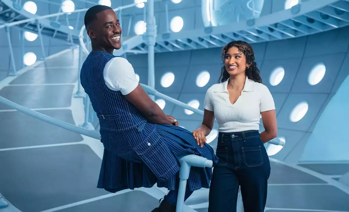 Los dos protagonitas de Doctor Who. Créditos: Disney +