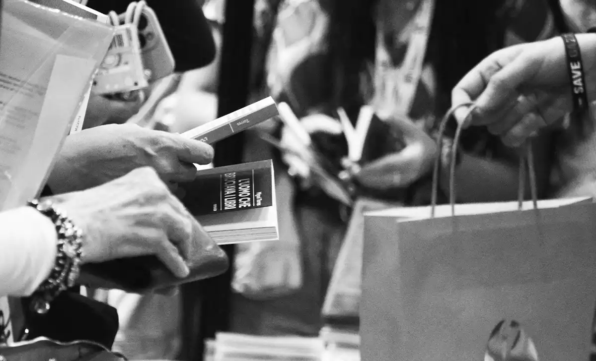 Compras en el Salón del Libro de Turín. Créditos: docpastor.com - Amamos la Cultura Pop