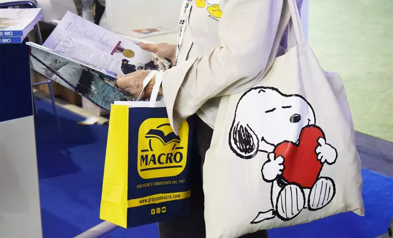 Tote Bag de Snoopy y Camiseta de Donald. Créditos: docpastor.com - Amamos la Cultura Pop
