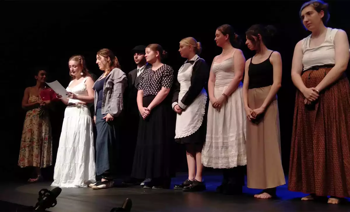El grupo honra a sus profesoras. Créditos: docpastor.com - Amamos la Cultura Pop