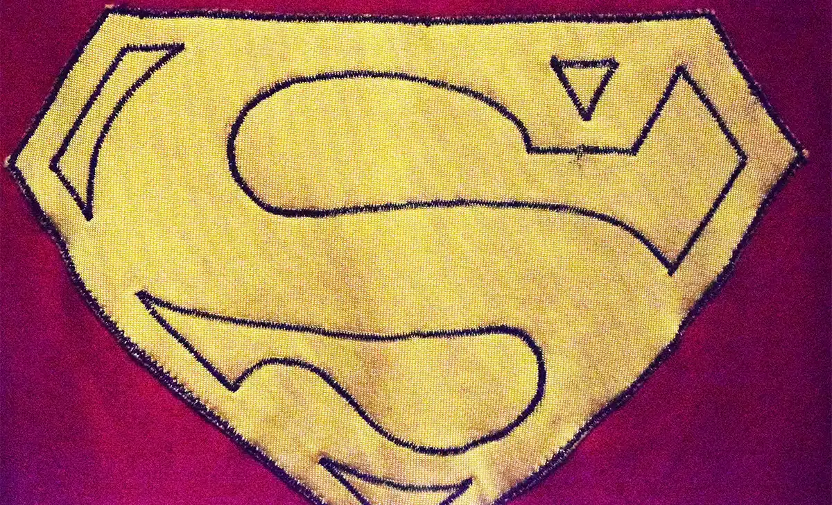 Símbolo de Superman. Créditos: docpastor.com - Amamos la Cultura Pop
