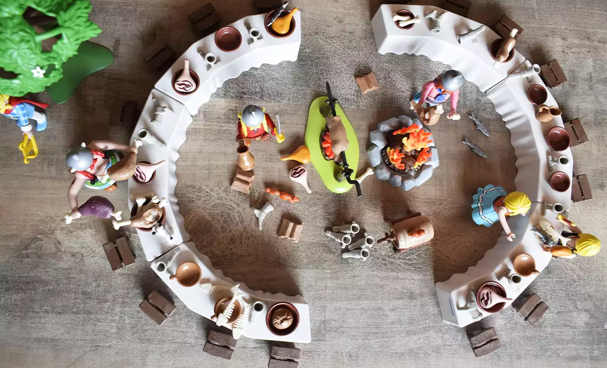 Vista aérea del set de Playmobil del banquete de los galos de Astérix. Los galos y su banquete en versión Playmobil. Idéfix disfrutando del banquete de Astérix y sus amigos. Créditos: docpastor.com - Amamos la Cultura Pop