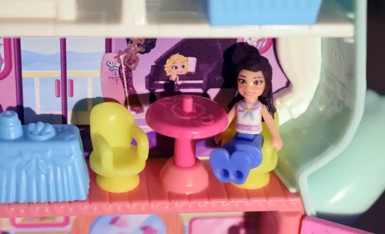 El interior del set Gatito marinero de Polly Pocket. Créditos: docpastor.com - Amamos la Cultura Pop