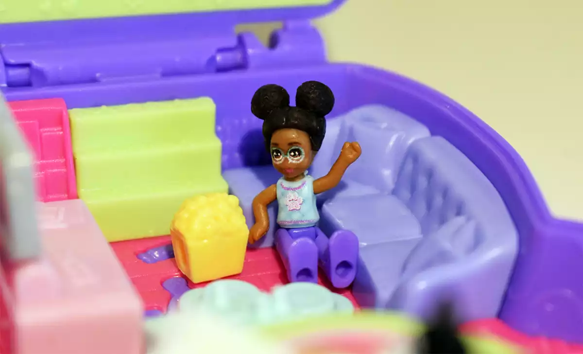 Empieza la Fiesta de pijamas en el mundo de Polly Pocket. Créditos: docpastor.com - Amamos la Cultura Pop