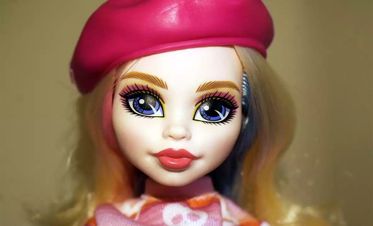Enid de Miércoles en su versión Monster High. Créditos: docpastor.com - Amamos la Cultura Pop