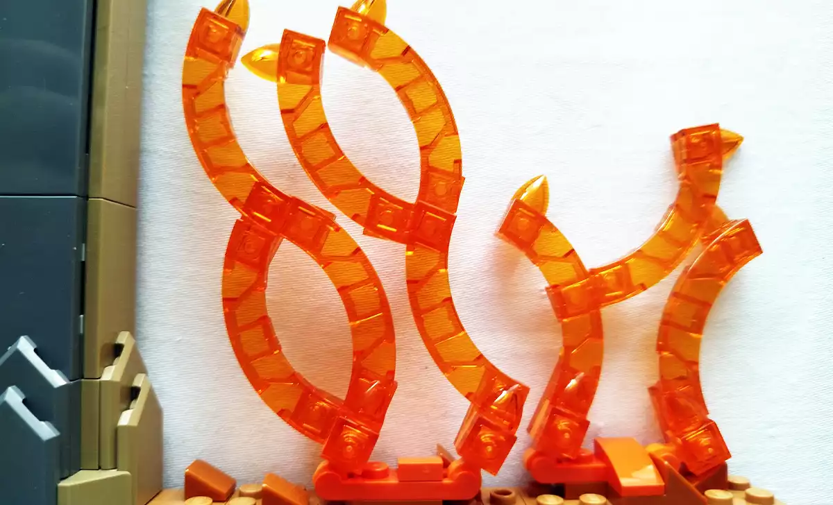 Llamas del set del Balrog de LEGO. Créditos: docpastor.com - Amamos la Cultura Pop