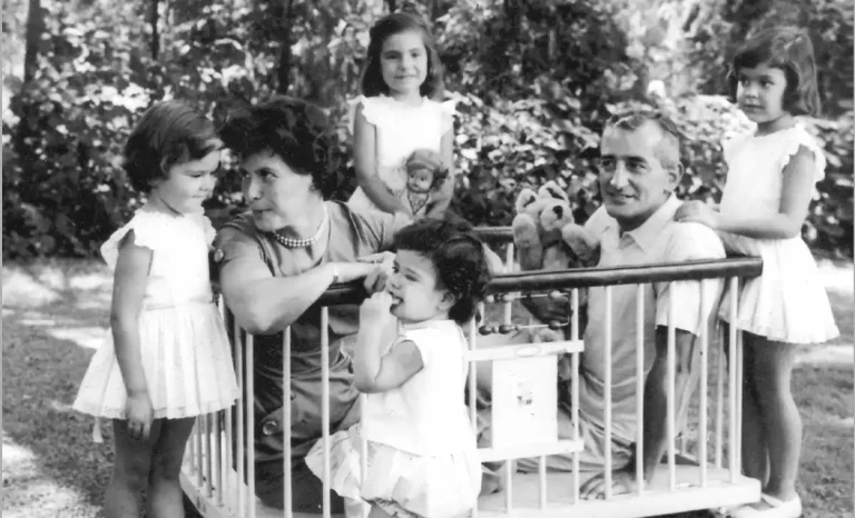 La familia Oesterheld en la portada del libro. Créditos: Penguin Random House.