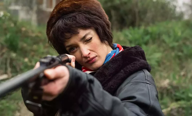 Charlotte Le Bon como Niki. Créditos: Vercine