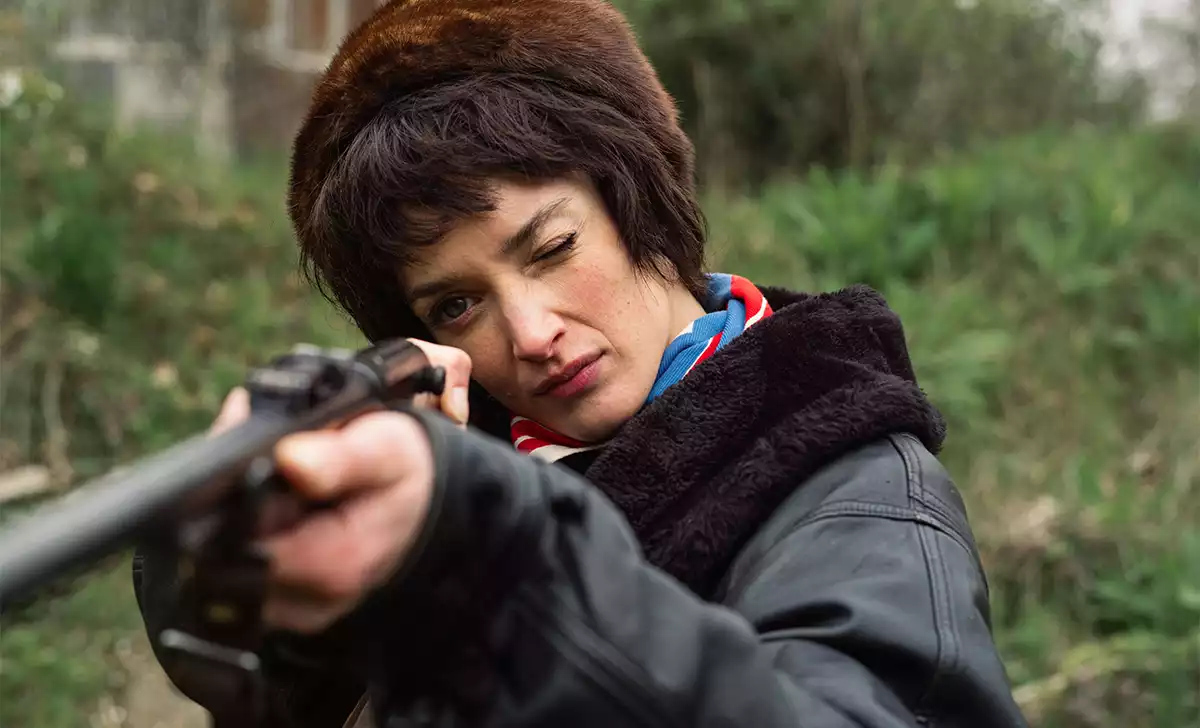 Charlotte Le Bon como Niki. Créditos: Vercine