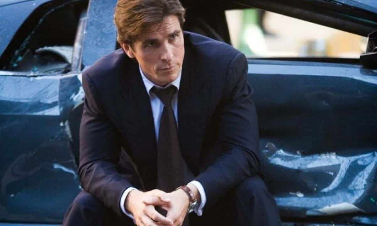 Christian Bale como Bruce Wayne en 'El caballero oscuro' luciendo un modelo de Giorgio Armani. Créditos: Warner Bros.