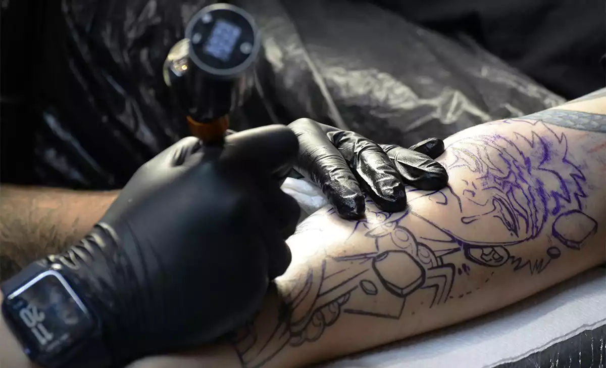 Tatuador en el Ultimate Manga. Créditos: docpastor.com - Amamos la Cultura Pop