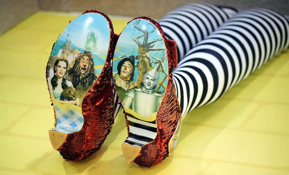 La bruja del Mago de Oz con los personajes de la película. Créditos: docpastor.com - Amamos la Cultura Pop