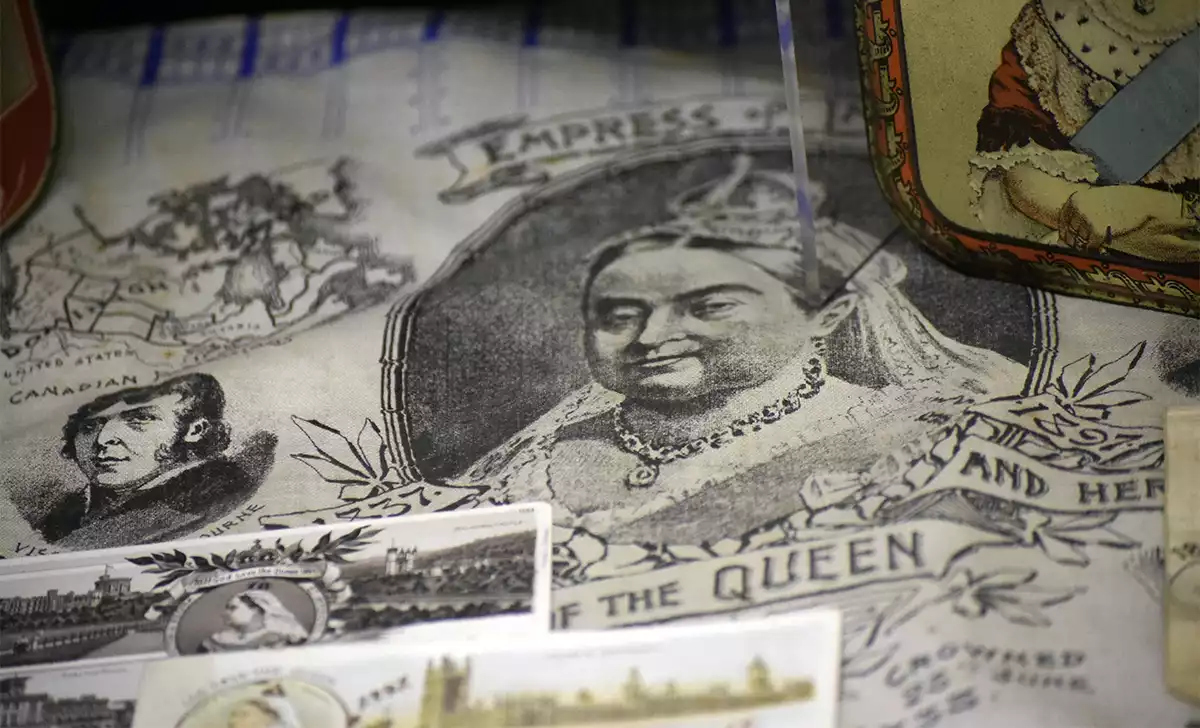 Merchandising de la reina Victoria. Créditos: docpastor.com - Amamos la Cultura Pop