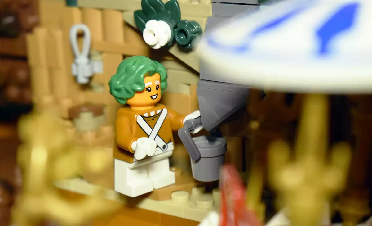 Un Oompa-Loompa en la fábrica de chocolate de Willy Wonka. Créditos: docpastor.com - Amamos la Cultura Pop