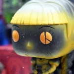 Anabelle encerrada, por el bien de todos, en una vitrina en el booth de Funko en la 75ª Spielwarenmesse. Créditos: docpastor.com