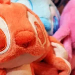 Stitch en diferentes y coloridas versiones. Créditos: docpastor.com